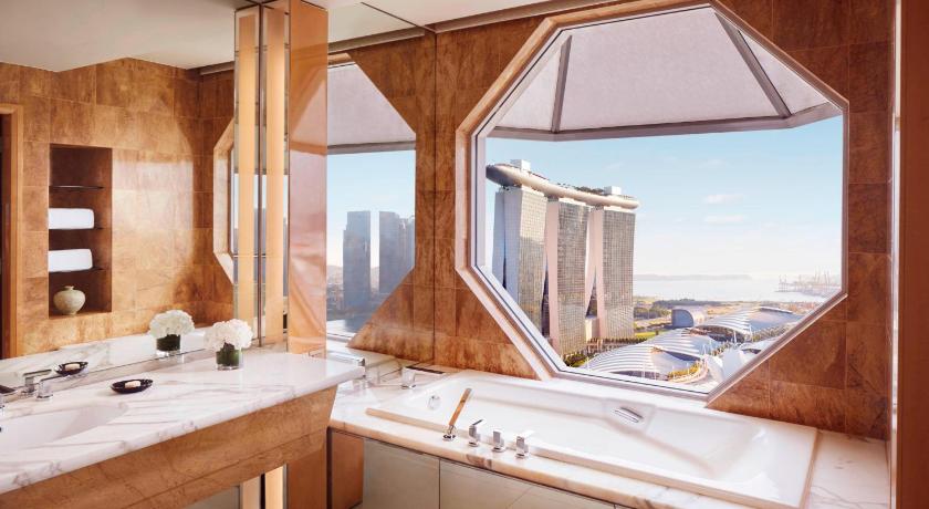 Image of Club Deluxe Marina, Club Lounge Access, Guest Room, 1 King, Marina Bay View 2