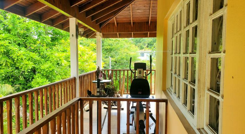 Sunbreeze Ocho Rios - A spacious, homely apartment photo