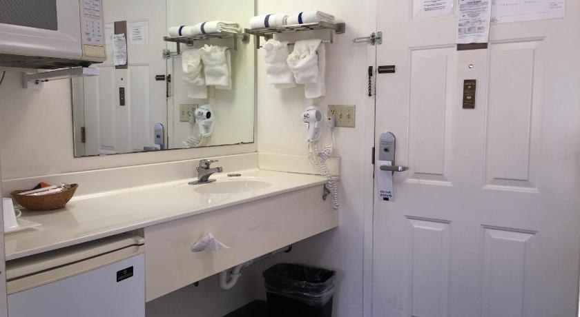 Image of Queen Room with Two Queen Beds 7