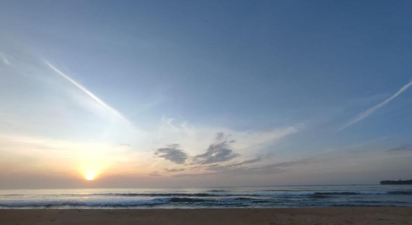 Hotel Arugambay Beach Inn photo