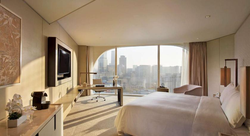 Image of 1 King Grand Premium Rm With Exe Lounge Access 0