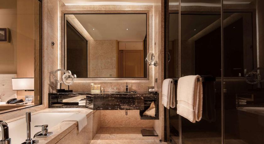 Image of 1 King Deluxe Room With Harbor View 2