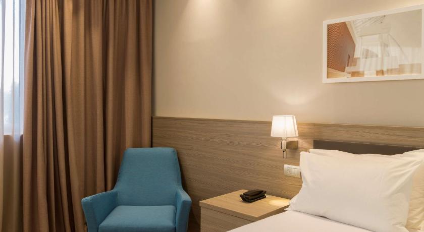 Hampton Inn Rome East photo