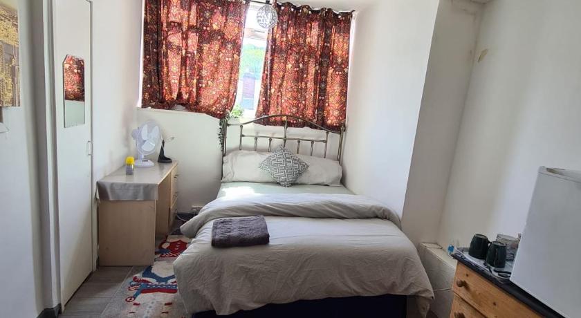 Budget Double En-suite bedroom — Hotel in Sheffield