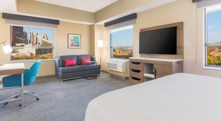 Hampton Inn & Suites Pittsburgh Downtown photo