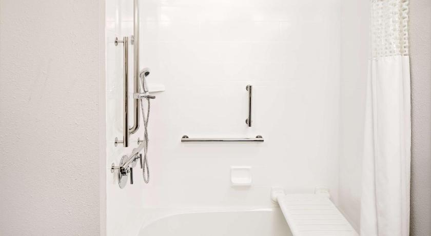 Image of 1 King Mobility Accessible Tub Suite 6