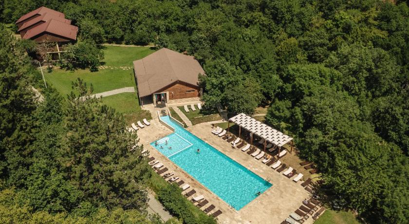 Apricot Aghveran Resort — Hotel in Arzakan