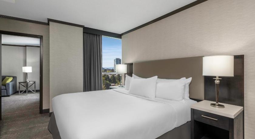 Image of 1 King 2 Room Suite High Floor - Living Room 3