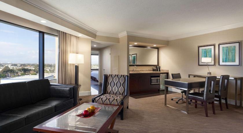 Image of 3 ROOM SUITE-2 KING BEDS-2 BATHS-NON SMOKING 4