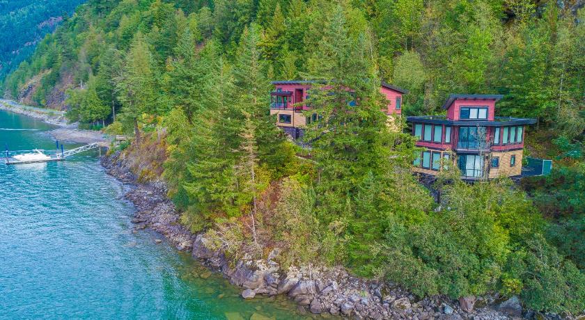 The Lodge on Harrison Lake — Hotel in Harrison Hot Springs (BC)