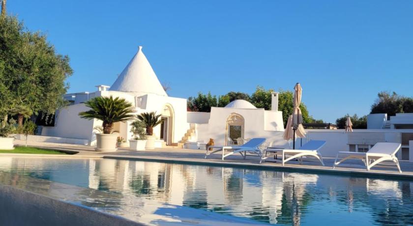 Trullo il Gelso with Private Salt Water Infinity Pool and Jacuzzi inside