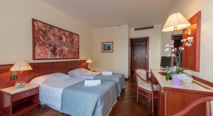 Фото: Двухместный номер Стандарт с 1 или 2 кроватями (Standard Double or Twin Room) 11