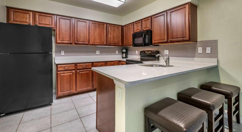 Image of 3 BEDROOM 1 KING/2 DOUBLES/1 QUEEN SUITE 1