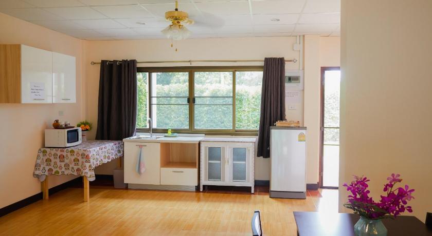 Image of Family Room with Garden View 6