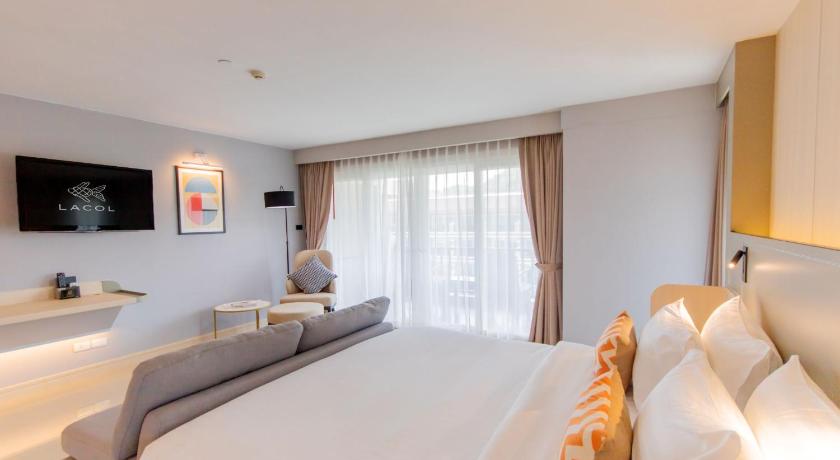Image of Executive Deluxe Pool View King Room 8