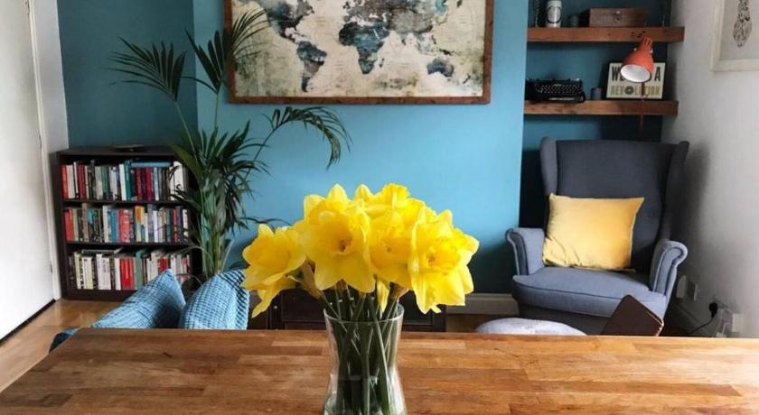 Bright book-filled flat in artsy Stokes Croft - image 13