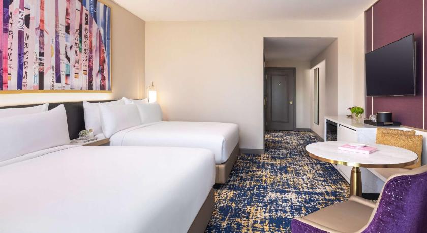 Ảnh của Phòng Nhìn Toàn Cảnh Loại Sang - Hai Giường Đôi Lớn (Panoramic View Deluxe Room - Two Queen Beds) 5