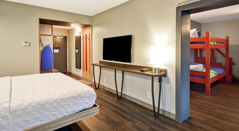 Image of 1 King 1 Twin Bunkbed Suite Hear Acces Rm 1