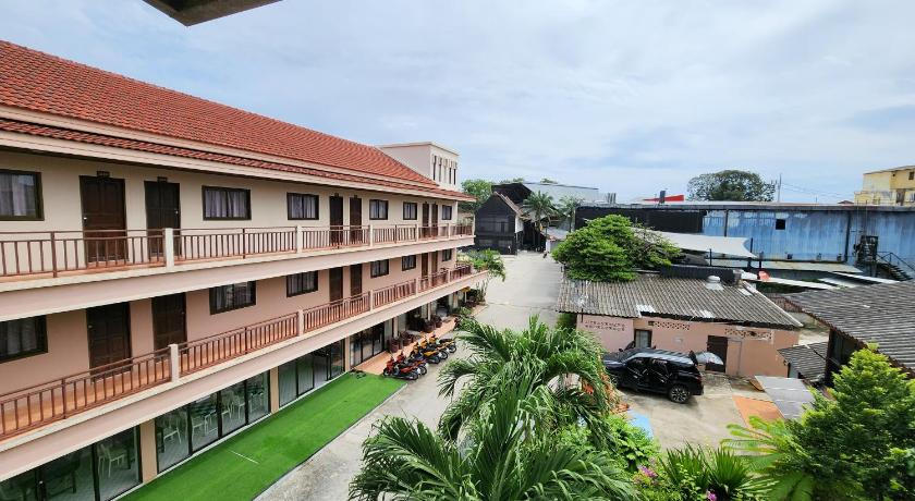 Panupong Hotel photo
