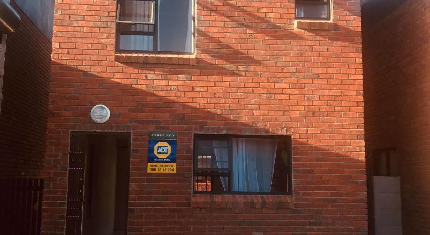 Luxury Suites at The Square Duplex Townhouse — Hotel in Port Elizabeth