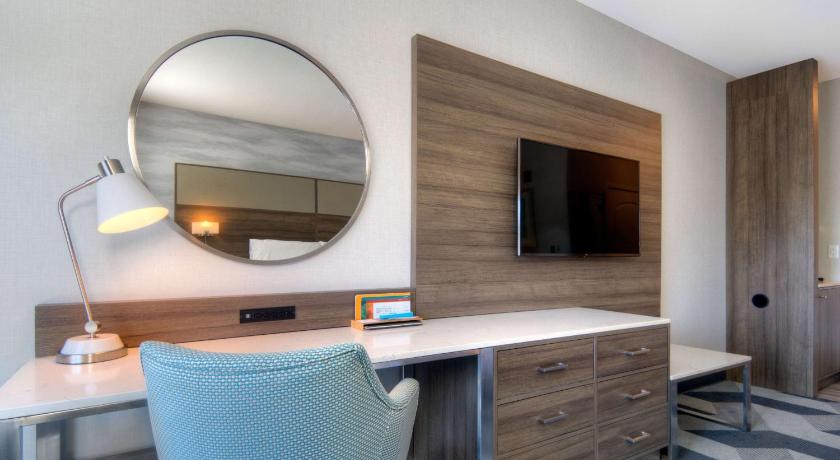 Image of 1 KING PREMIUM W/IN-ROOM DRINKS-SNACKS 3