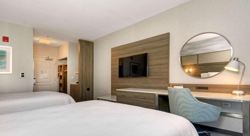 Image of 2 QUEENS PREMIUM W/IN-ROOM DRINKS-SNACKS 6
