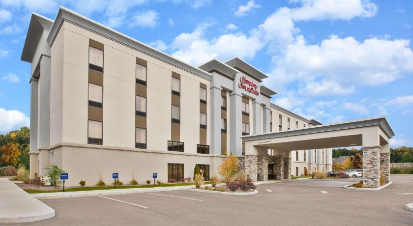 Hampton Inn & Suites Alliance photo