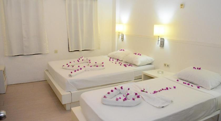 Image of Family Room (2 Adults + 1 Child) 1