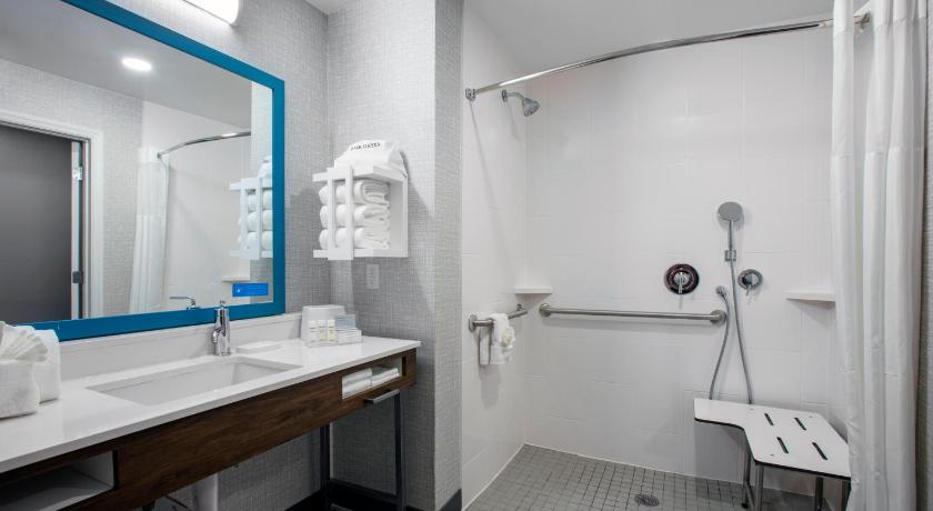 Image of 1 King Mobility Access With Tub Nonsmoking 3