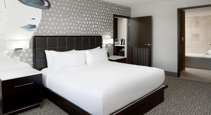 Image of 1 KING BED 2 ROOM HIGH FLR PREMUIM STE W/ VW 0