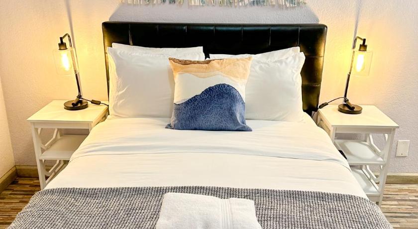 Image of Private Double Room with Shared Bathroom 1