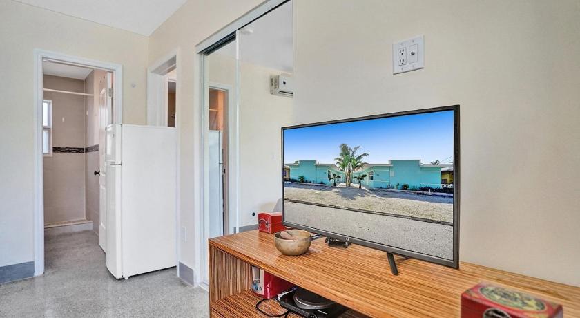 Gorgeous Studio,1Bath, Hollywood Beach, Free Parking photo