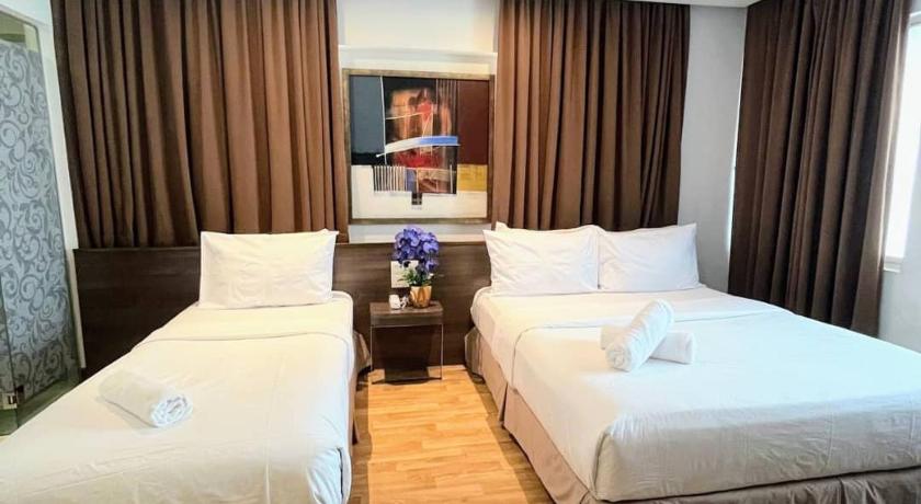 Image of Deluxe Family Room with Window 1