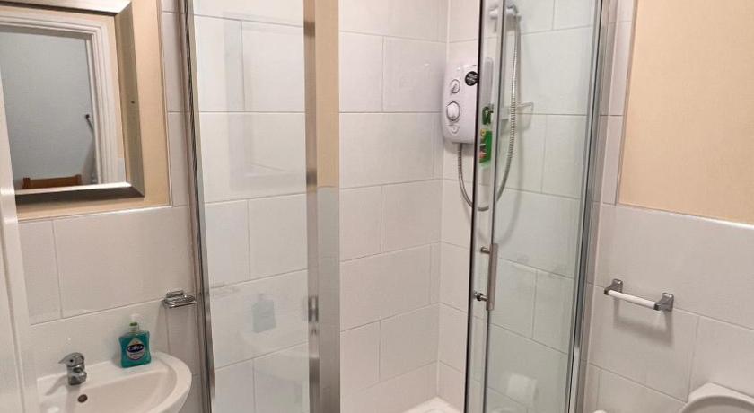 Image of Twin Room with Shower 2