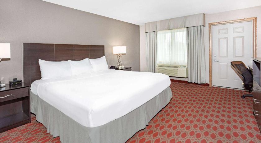 Baymont by Wyndham Brooklyn Center photo
