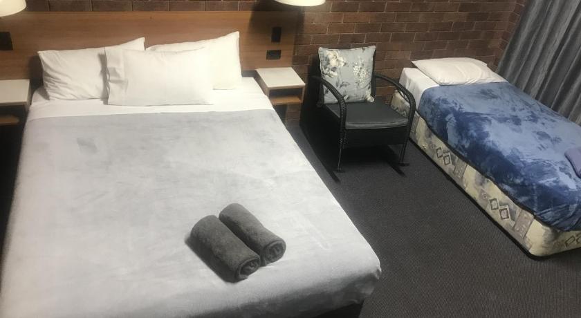 Golden West Motor Inn photo