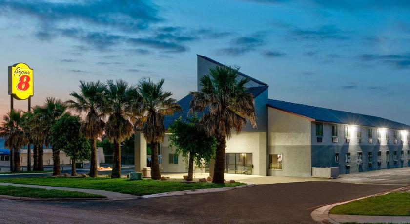 Super 8 by Wyndham New Braunfels I-35 photo