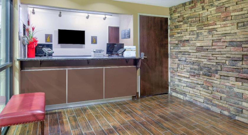 Super 8 by Wyndham New Braunfels I-35 photo