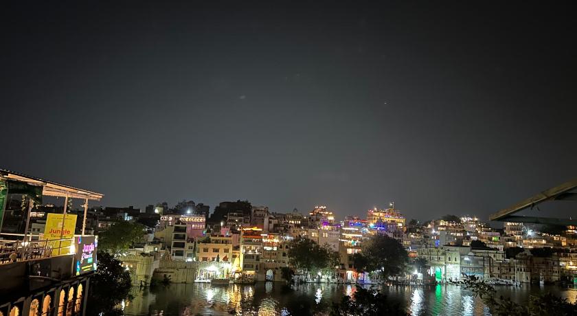 HOTEL HANUMAN GHAT On LAKE PICHOLA photo