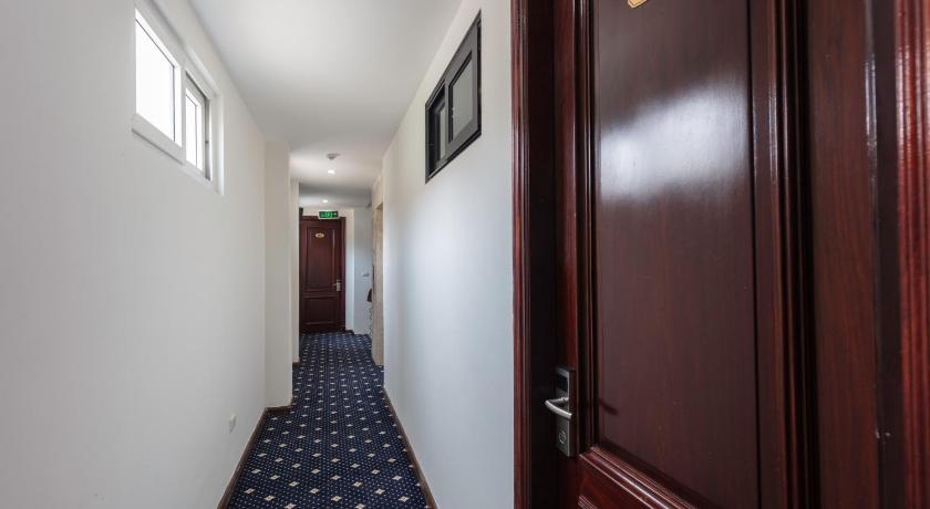 Queen Light Hotel photo