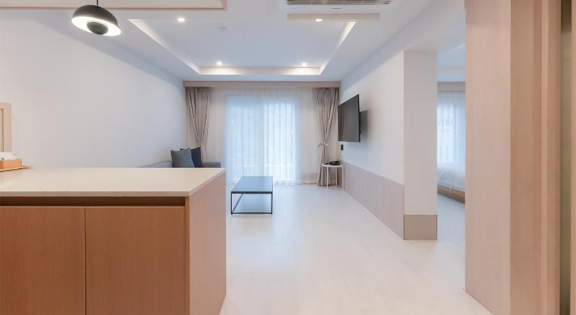 Image of Family Room with Garden View 8