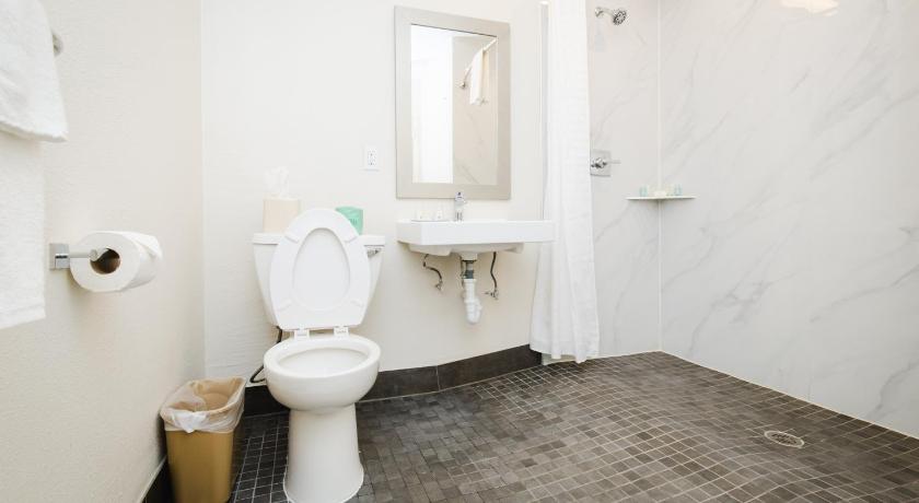 Image of 1 King Bed, Suite, Nonsmoking, Accessible 2