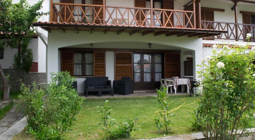 Mikiverna Houses & Apartments photo