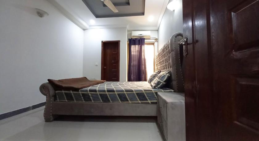 Luxurious Upscale 2Br with backup UPS Acs and wifi photo