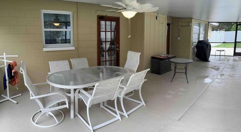 브랜던 (FL) Lake Valrico's Camelot Court with HEATED POOL & access to private lake 5성급 숙소 객실