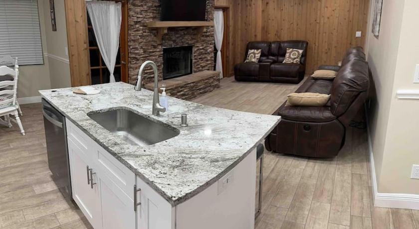 브랜던 (FL) Lake Valrico's Camelot Court with HEATED POOL & access to private lake 5성급 숙소 스위트룸