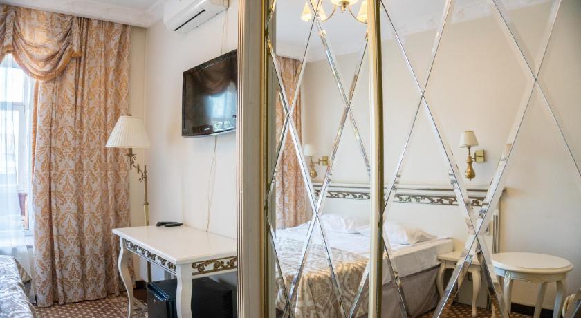 รูปของห้องดีลักซ์เตียงใหญ่พร้อมระเบียง (Deluxe Double Room with Balcony) 1