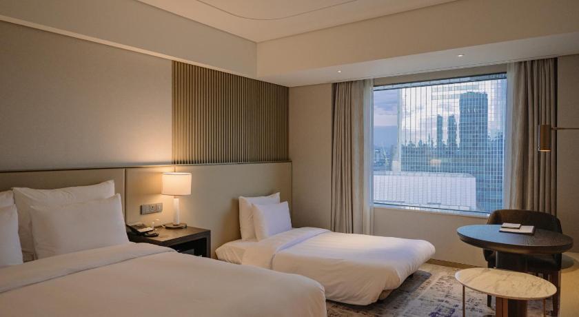 Фото: DELUXE DOUBLE WITH SOFA BED, LAKE VIEW 4