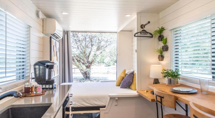 The Honeycomb-Tiny Container Home 12 Min. to Magnolia/Baylor photo