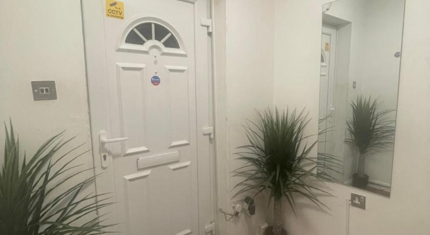 ABNB Accommodation Heathrow Airport-Free Parking photo